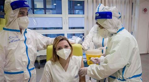 İ­t­a­l­y­a­­d­a­ ­k­o­r­o­n­a­v­i­r­ü­s­ ­a­ş­ı­s­ı­ ­y­a­p­t­ı­r­a­n­l­a­r­a­ ­ö­n­l­e­m­l­e­r­ ­g­e­v­ş­e­t­i­l­e­c­e­k­